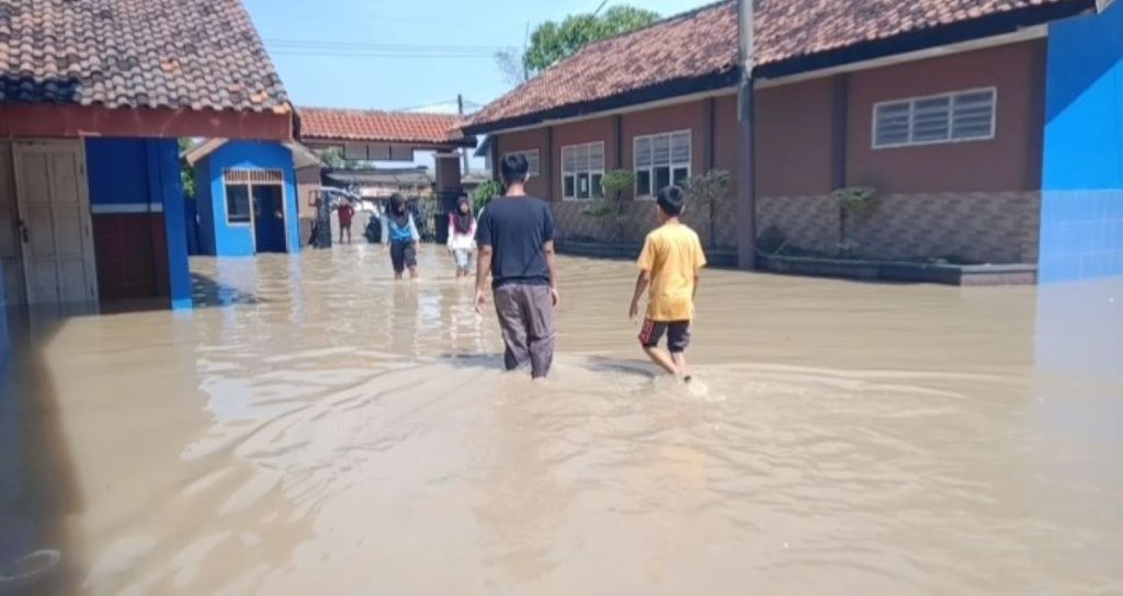 Ratusan rumah di Karawang masih banjir