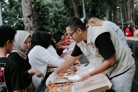 Rayakan momen Ramadhan bersama dengan pizza Bukber 100 meter