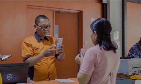 Realisasi distribusi bantuan sosial oleh Pos Indonesia telah 85 persen