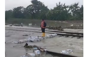 Rel terendam oleh banjir, perjalanan kereta Semarang-Surabaya di-genta kembali