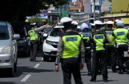 Respons video Polda Metro Polantas diberikan sesuatu ketika dihentikan oleh pengemudi di jalan tol di kota