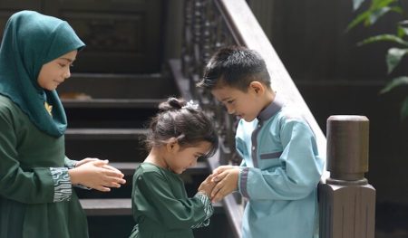 Ribuan yatim piatu mendapatkan kompensasi dalam bahasa Ramadhan