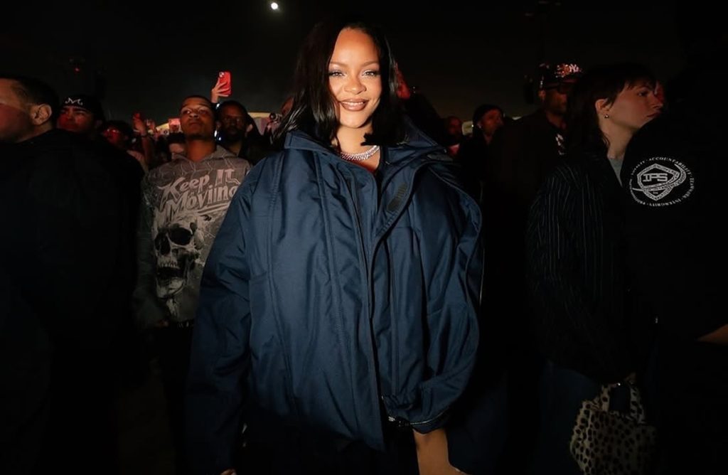 Rihanna tampak berani dengan rok transparan saat mendukung AAP berbatu di Rolling Loud