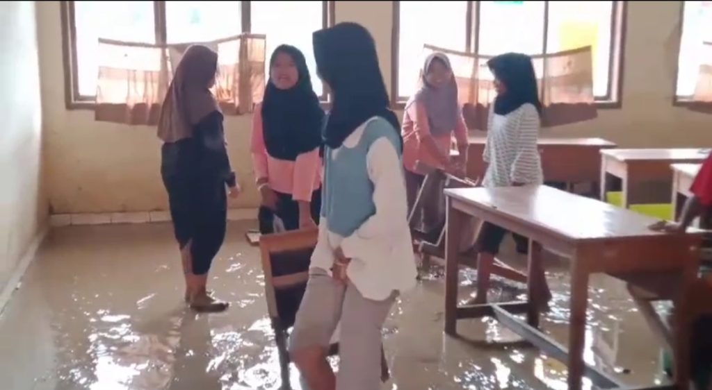 Ruang kelas penuh dengan lumpur, tes di sdn 1 kalangligar ditunda