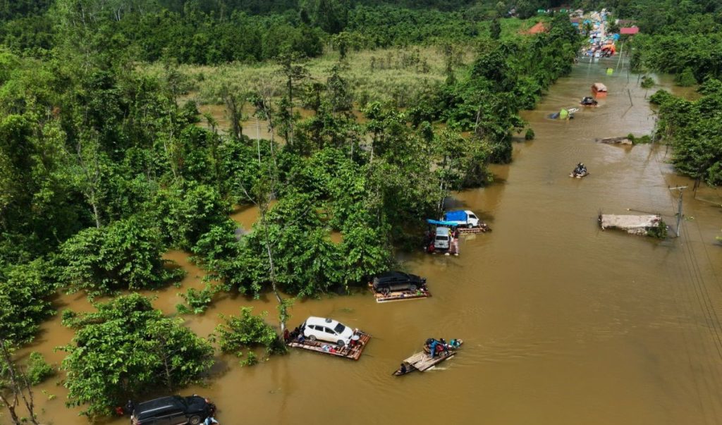 Rute Padang-Pianan di Sumatra Barat benar-benar putus karena banjir