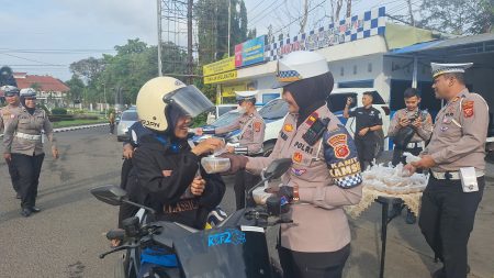 Saat berkampanye dengan cara lalu lintas yang tertib dari kantor polisi Subang untuk Takjil