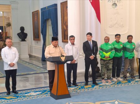 Secara resmi, Prabowo memesan perusahaan taksi sepeda motor online untuk memberikan THR kepada pengemudi