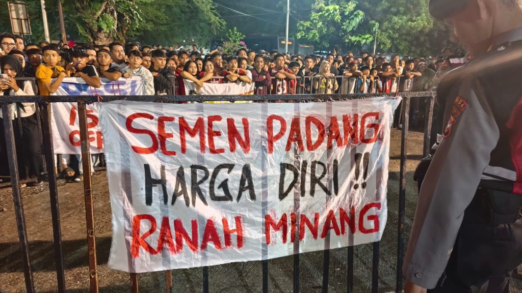 Semen Padang semakin merosot di League 1 setelah dibantai oleh Persib di rumah