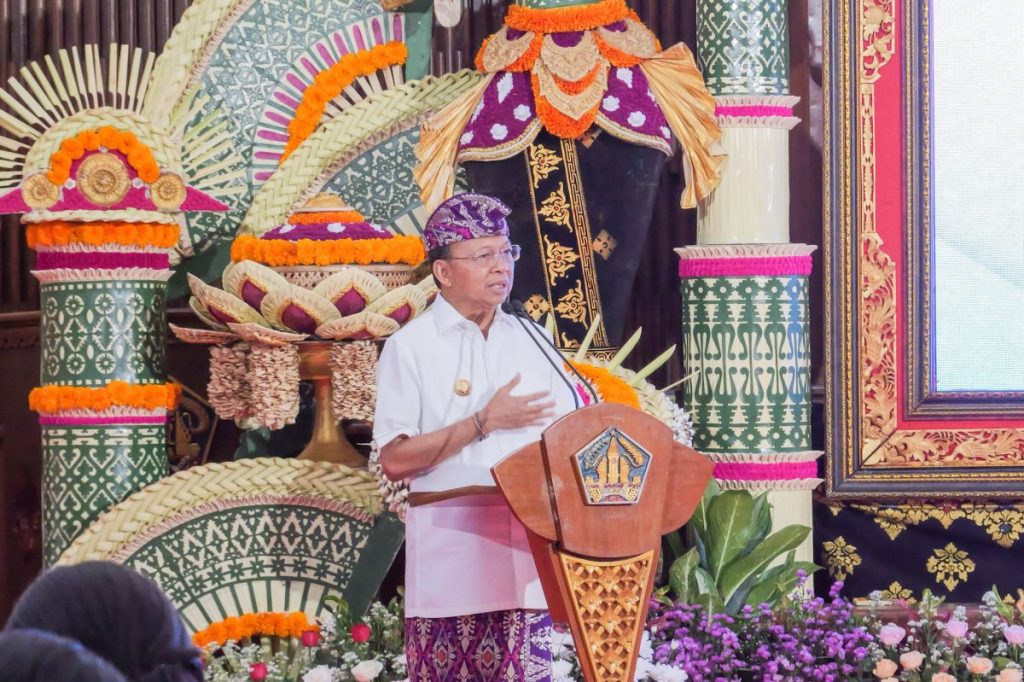 Sering membawa kain endek dari luar Bali, Koster memerintahkan bupati Klungkung memeriksa pasar galiran