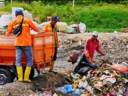 Setengah bulan Ramadhan, volume sampah melonjak di Padang