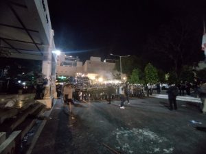 Situasi memanas, polisi mendesak para demonstran dari gedung DPRD DIY