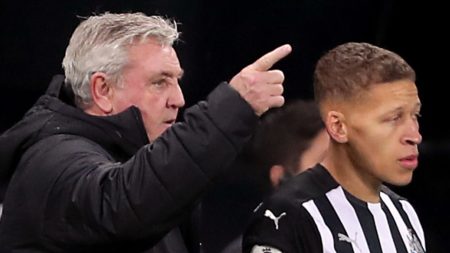 Steve Bruce Hits di Dwight Gayle setelah kritik taktik Newcastle United | Berita sepak bola