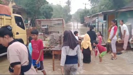 Sungai Citarum dan Cibeet dipenuhi, 151 kepala keluarga di Karawang dipengaruhi oleh banjir