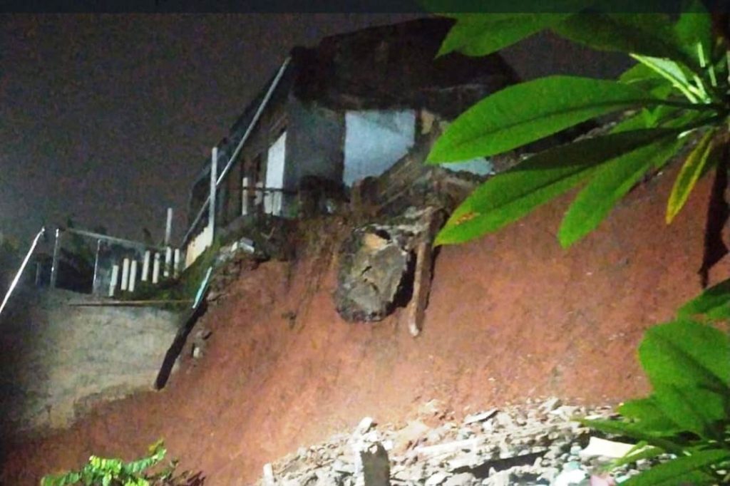 Tanah longsor di depok menyebabkan rumah yang rusak dan pohon tumbang