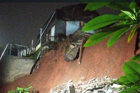 Tanah longsor di depok menyebabkan rumah yang rusak dan pohon tumbang