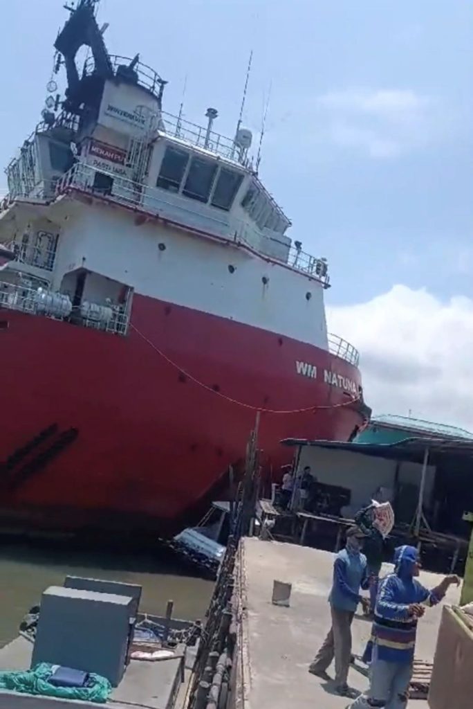 Tanker pelabuhan dan pemukiman yang tidak terkendali