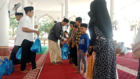 Taqwa Lampoih Saka Pidie Masjid memberikan kompensasi kepada lusinan anak yatim