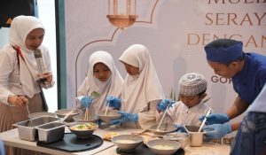 Tekankan kebersihan, lusinan anak yatim menghiasi ramen sebelum memecahkan puasa