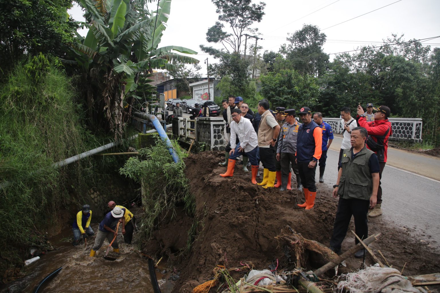 Telah lumpuh, Jalan Cisurupan-Cikajang dibanjiri