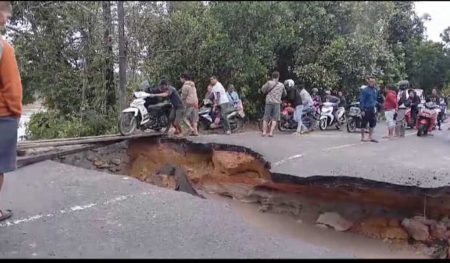 Terkikis oleh air hujan, jalan penghubung antara desa -desa di parit tiga Babel pecah