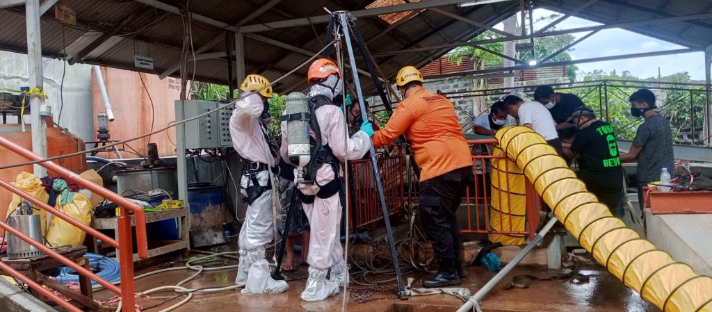 Tim SAR evakuasi bersama dari 3 karyawan Adira Semesta yang terjebak dalam sumur limbah