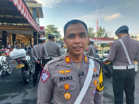 Truk barang dilarang beroperasi kecuali untuk truk yang dimuat dengan makanan dan bahan bakar