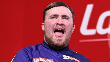 UK Open Darts: Luke Littler Cruises ke TV Title Setelah Thrashing James Wade di final satu sisi di Minehead | Berita Darts