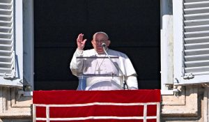 Vatikan mengatakan Paus Francis secara bertahap pulih dari pneumonia