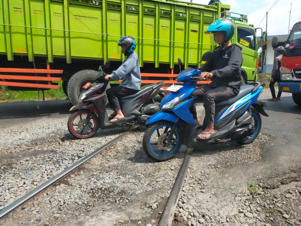 Warga memperbaiki jalan yang rusak di Tasikmalaya Railroad Crossings