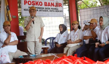 Warga yang terkena dampak banjir bekasi menerima bantuan makanan untuk pakaian