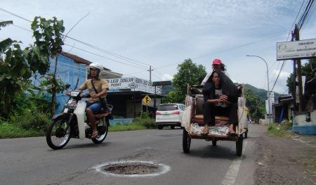 Wisatawan diminta untuk menyadari jalan dan lubang yang rusak di daerah Piyungan di Yogyakarta