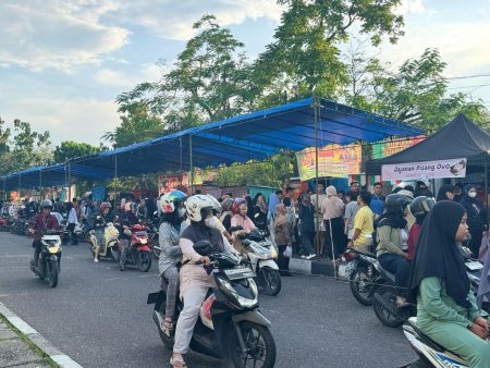 Wisatawan direkomendasikan untuk berburu takjil di sekitar jalan tol Trans Sumatra